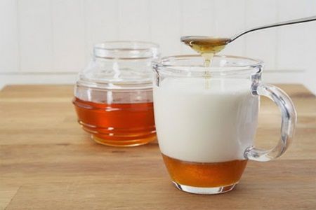 5 razlogov zakaj zvečer popiti skodelico mandljevega mleka z medom